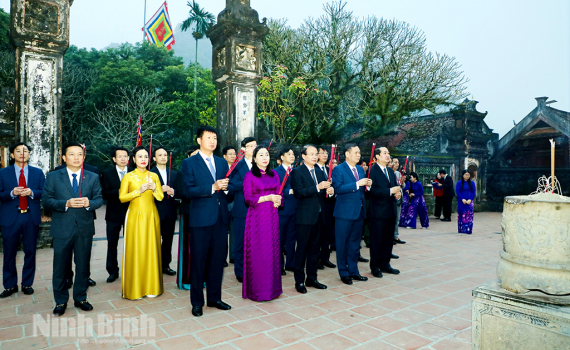 C&aacute;c đồng ch&iacute; l&atilde;nh đạo tỉnh d&acirc;ng hương nh&acirc;n dịp Tết Dương lịch năm 2026