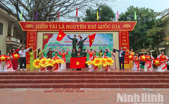 Tổ chức chương tr&igrave;nh ngoại kh&oacute;a ch&agrave;o mừng Ng&agrave;y th&agrave;nh lập Qu&acirc;n đội Nh&acirc;n d&acirc;n Việt Nam