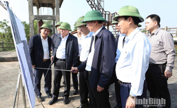 Đồng ch&iacute; B&iacute; thư Tỉnh ủy Đặng Xu&acirc;n Phong khảo s&aacute;t quy hoạch c&aacute;c d&ograve;ng s&ocirc;ng cổ tr&ecirc;n địa b&agrave;n tỉnh