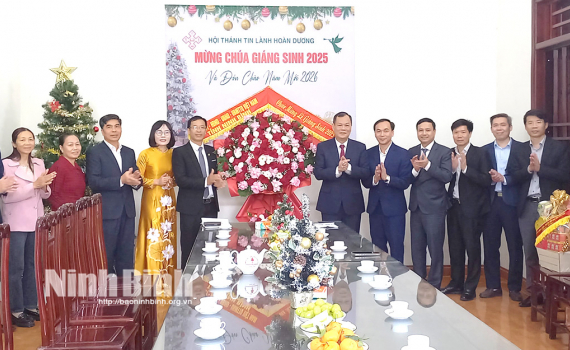 Đồng ch&iacute; L&ecirc; Quốc Chỉnh, Ph&oacute; B&iacute; thư Tỉnh ủy, Chủ tịch HĐND tỉnh ch&uacute;c mừng Hội th&aacute;nh Tin l&agrave;nh Ho&agrave;n Dương nh&acirc;n dịp Lễ Gi&aacute;ng sinh 2025