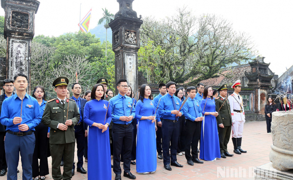 Tỉnh đo&agrave;n tổ chức lễ d&acirc;ng hương, b&aacute;o c&ocirc;ng trước thềm Đại hội đại biểu Đo&agrave;n TNCS Hồ Ch&iacute; Minh tỉnh Ninh B&igrave;nh lần thứ I