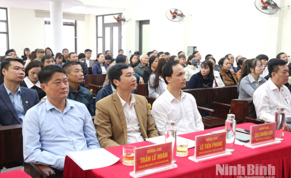 Phường T&acirc;y Hoa Lư ph&aacute;t động phong tr&agrave;o &ldquo;B&igrave;nh d&acirc;n học vụ số&rdquo; v&agrave; tập huấn cho tổ c&ocirc;ng nghệ số cộng đồng