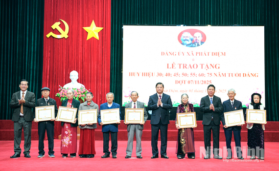 Đảng ủy x&atilde; Ph&aacute;t Diệm trao tặng Huy hiệu Đảng đợt 7/11
