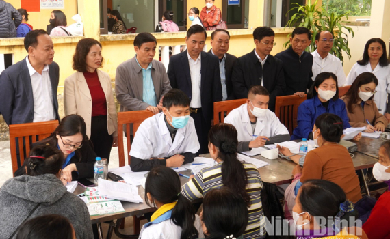 Bệnh viện Sản - Nhi tỉnh tổ chức &ldquo;Kh&aacute;m bệnh t&igrave;nh nguyện, cấp thuốc miễn ph&iacute;&rdquo; tại x&atilde; Y&ecirc;n Cường