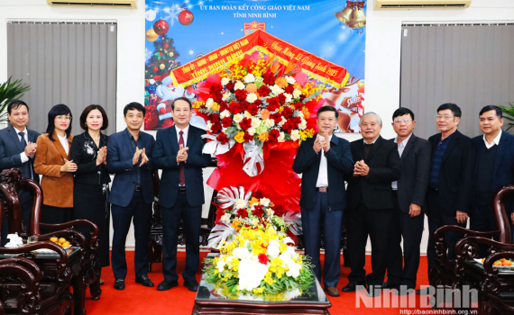 Đồng ch&iacute; Ph&oacute; B&iacute; thư Tỉnh ủy, Chủ tịch Ủy ban MTTQ Việt Nam tỉnh Mai Văn Tuất thăm, ch&uacute;c mừng Ủy ban Đo&agrave;n kết C&ocirc;ng gi&aacute;o Việt Nam tỉnh nh&acirc;n dịp Lễ Gi&aacute;ng sinh 2025