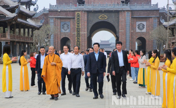 Ph&oacute; Thủ tướng Ch&iacute;nh phủ Mai Văn Ch&iacute;nh kiểm tra c&ocirc;ng t&aacute;c quy hoạch tại Danh lam thắng cảnh quốc gia đặc biệt Tr&agrave;ng An-Tam Cốc-B&iacute;ch Động