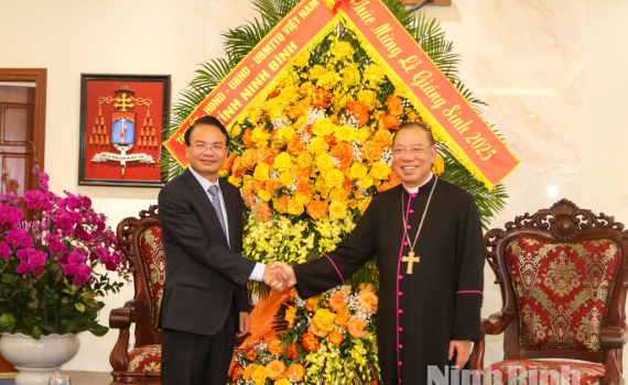 Đồng ch&iacute; B&iacute; thư Tỉnh uỷ Đặng Xu&acirc;n Phong ch&uacute;c mừng Tổng Gi&aacute;o phận H&agrave; Nội nh&acirc;n dịp Lễ Gi&aacute;ng sinh