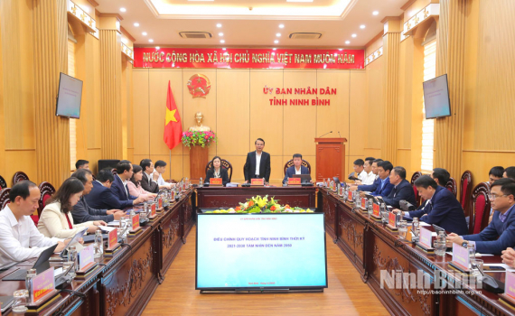 Hội nghị nghe b&aacute;o c&aacute;o về hồ sơ điều chỉnh Quy hoạch tỉnh Ninh B&igrave;nh v&agrave; &yacute; tưởng quy hoạch đ&ocirc; thị v&ugrave;ng ven s&ocirc;ng Đ&aacute;y