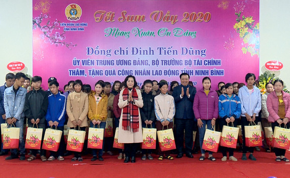 Bộ trưởng Bộ T&agrave;i ch&iacute;nh Đinh Tiến Dũng ch&uacute;c tết tại Ninh B&igrave;nh