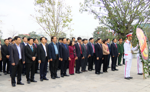 C&aacute;c đồng ch&iacute; l&atilde;nh đạo tỉnh d&acirc;ng hương nh&acirc;n dịp Tết Nguy&ecirc;n đ&aacute;n Canh T&yacute;