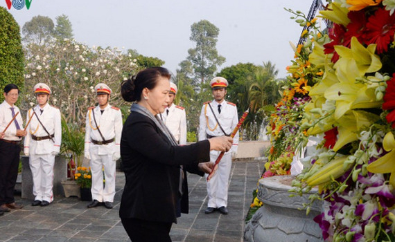 Chủ tịch Quốc hội d&acirc;ng hương tưởng nhớ Anh h&ugrave;ng liệt sĩ Bến Tre