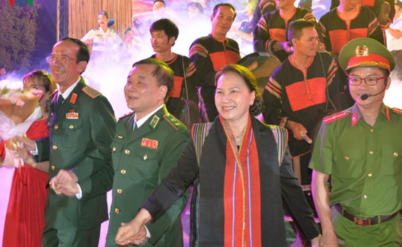 Chủ tịch Quốc hội dự chương tr&igrave;nh &ldquo;Xu&acirc;n bi&ecirc;n ph&ograve;ng ấm l&ograve;ng d&acirc;n bản&rdquo;