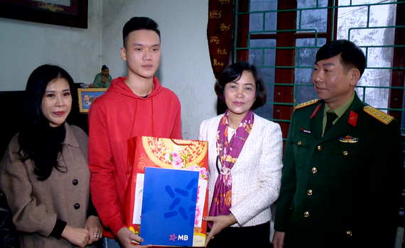 Đồng ch&iacute; B&iacute; thư Tỉnh ủy ch&uacute;c tết, tặng qu&agrave; t&acirc;n binh l&ecirc;n đường nhập ngũ
