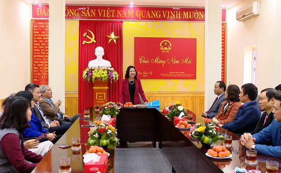 Đồng ch&iacute; B&ugrave;i Mai Hoa ch&uacute;c tết c&aacute;c cơ quan b&aacute;o ch&iacute; nh&acirc;n dịp Tết Nguy&ecirc;n đ&aacute;n Canh T&yacute;