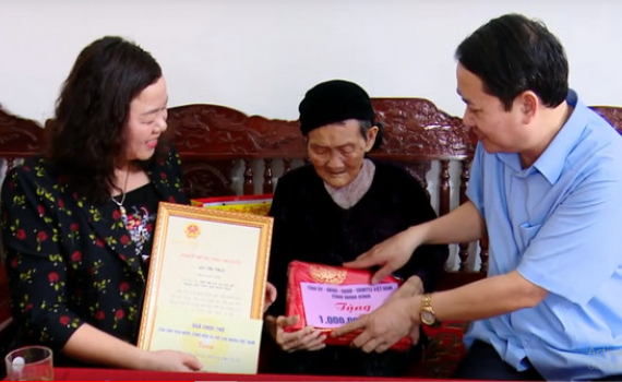 Đồng ch&iacute; Mai Văn Tuất thăm, tặng qu&agrave; nh&acirc;n dịp Tết Nguy&ecirc;n đ&aacute;n Canh T&yacute;