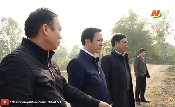 Đồng ch&iacute; Phạm Quang Ngọc kiểm tra c&ocirc;ng t&aacute;c lấy nước phục vụ sản xuất Đ&ocirc;ng Xu&acirc;n