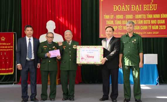 Đồng ch&iacute; Trần Hồng Quảng thăm, tặng qu&agrave; nh&acirc;n dịp Tết Nguy&ecirc;n đ&aacute;n Canh T&yacute;