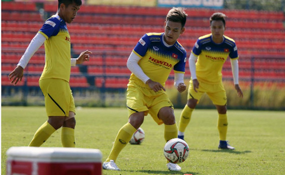 Hồ Tấn T&agrave;i tiếc nuối v&igrave; kh&ocirc;ng được đ&aacute; trận ra qu&acirc;n của U23 Việt Nam