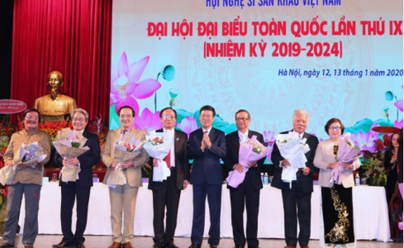 NSND Th&uacute;y M&ugrave;i được bầu l&agrave;m Chủ tịch Hội Nghệ sỹ S&acirc;n khấu Việt Nam