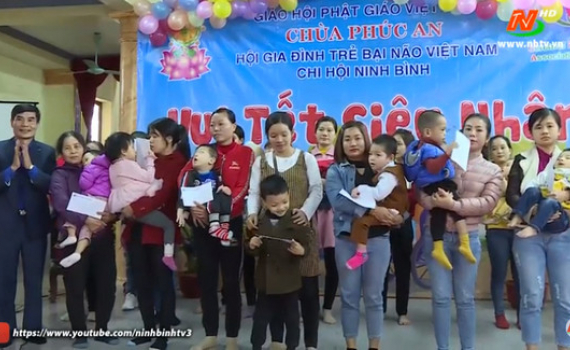 Trao qu&agrave; cho c&aacute;c gia đ&igrave;nh c&oacute; trẻ bại n&atilde;o nh&acirc;n dịp Tết Nguy&ecirc;n đ&aacute;n Canh T&yacute;