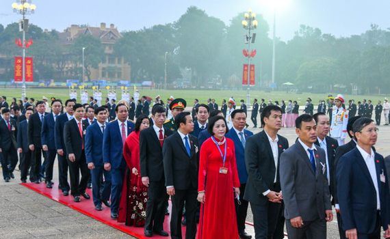 C&aacute;c đại biểu dự Đại hội đại biểu to&agrave;n quốc lần thứ XIII của Đảng v&agrave;o Lăng viếng Chủ tịch Hồ Ch&iacute; Minh