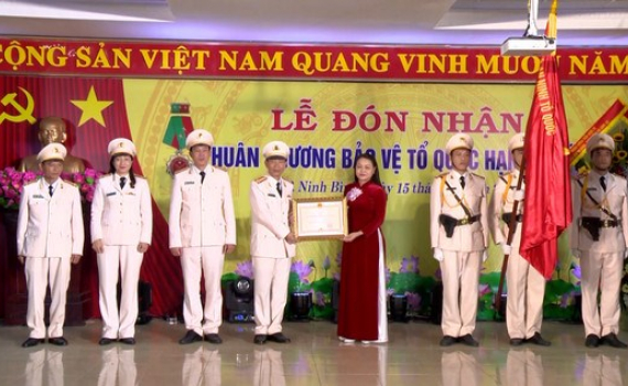 C&ocirc;ng an TP Ninh B&igrave;nh đ&oacute;n nhận Hu&acirc;n chương Bảo vệ Tổ quốc hạng Nhất