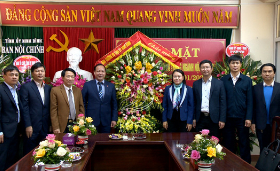 Đồng ch&iacute; B&iacute; thư Tỉnh uỷ thăm, ch&uacute;c mừng Ban Nội ch&iacute;nh Tỉnh ủy