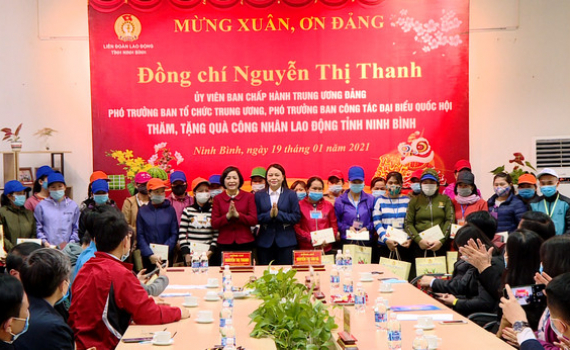 Đồng ch&iacute; Ph&oacute; Trưởng Ban Tổ chức TW thăm, tặng qu&agrave; nh&acirc;n dịp Tết Nguy&ecirc;n đ&aacute;n T&acirc;n Sửu