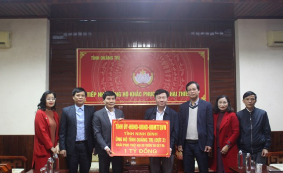 Ninh B&igrave;nh trao tiền hỗ trợ tỉnh Quảng Trị bị ảnh hưởng do thi&ecirc;n tai