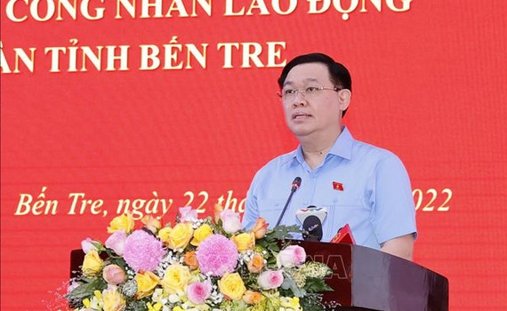 Chủ tịch Quốc hội Vương Đ&igrave;nh Huệ thăm gia đ&igrave;nh ch&iacute;nh s&aacute;ch, trao qu&agrave; v&agrave; ch&uacute;c Tết tại tỉnh Bến Tre