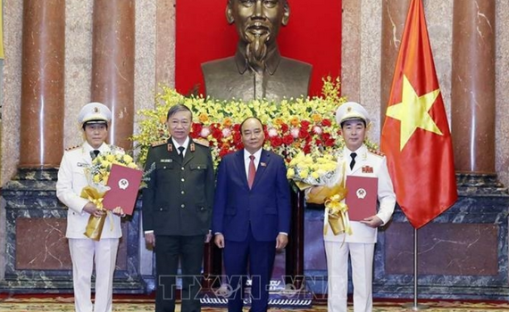 Chủ tịch nước Nguyễn Xu&acirc;n Ph&uacute;c trao Quyết định thăng cấp bậc h&agrave;m Thượng tướng đối với hai đồng ch&iacute; Thứ trưởng Bộ C&ocirc;ng an