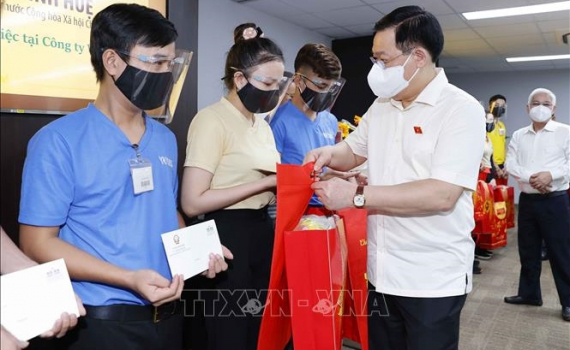 Chủ tịch Quốc hội Vương Đ&igrave;nh Huệ thăm, tặng qu&agrave; c&ocirc;ng nh&acirc;n lao động C&ocirc;ng ty Wanek B&igrave;nh Dương