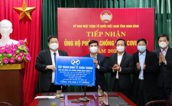 Tiếp nhận ủng hộ ph&ograve;ng, chống dịch Covid-19 từ Tập đo&agrave;n Kinh tế Xu&acirc;n Th&agrave;nh