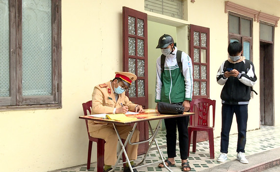 Kim Sơn xử l&yacute; học sinh, thanh thiếu ni&ecirc;n vi phạm giao th&ocirc;ng
