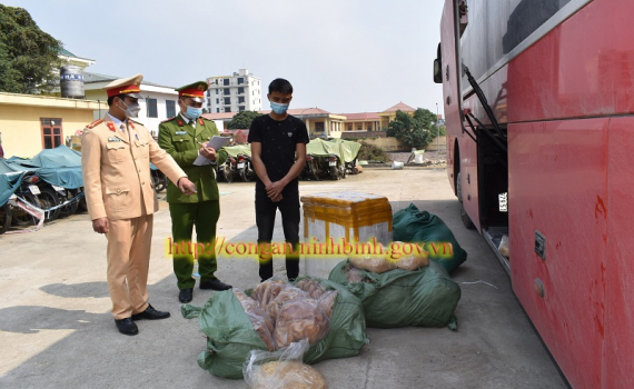 C&ocirc;ng an TP Tam Điệp kiểm tra, ph&aacute;t hiện, thu giữ hơn 500kg thực phẩm bẩn
