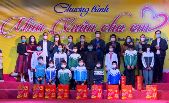Ấm &aacute;p chương tr&igrave;nh &ldquo;M&ugrave;a xu&acirc;n cho em&rdquo;