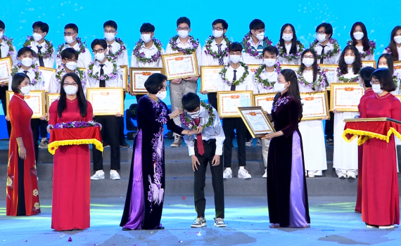 Chương tr&igrave;nh "Chắp c&aacute;nh ước mơ" vinh danh, khen thưởng c&aacute;c em học sinh, sinh vi&ecirc;n đạt th&agrave;nh t&iacute;ch xuất sắc năm học 2020-2021