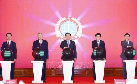 Chủ tịch Quốc hội Vương Đ&igrave;nh Huệ dự Lễ kh&aacute;nh th&agrave;nh 4 ứng dụng c&ocirc;ng nghệ th&ocirc;ng tin trong lĩnh vực T&ograve;a &aacute;n