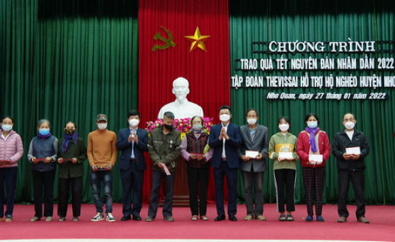 Tặng qu&agrave; Tết cho người ngh&egrave;o ở Nho Quan