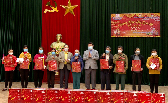 Tặng qu&agrave; nh&acirc;n dịp Tết Nguy&ecirc;n đ&aacute;n cho hộ ngh&egrave;o tại huyện Y&ecirc;n M&ocirc;, Nho Quan