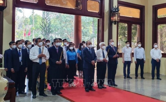 Chủ tịch nước Nguyễn Xu&acirc;n Ph&uacute;c d&acirc;ng hương tưởng nhớ Chủ tịch T&ocirc;n Đức Thắng