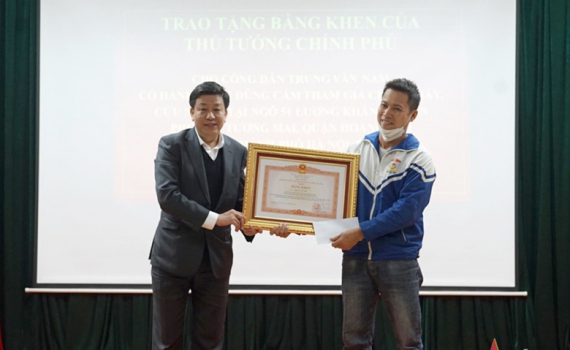 Trao Bằng khen của Thủ tướng Ch&iacute;nh phủ tặng người dũng cảm cứu ch&aacute;u b&eacute; trong đ&aacute;m ch&aacute;y