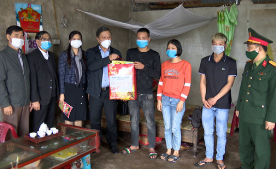 Kim Sơn thăm, tặng qu&agrave; thanh ni&ecirc;n l&ecirc;n đường nhập ngũ