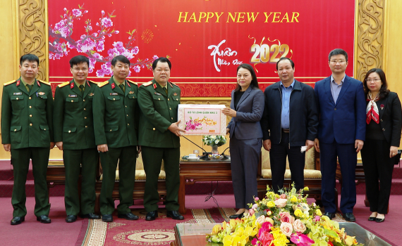 Đồng ch&iacute; Ph&oacute; Tư lệnh Qu&acirc;n khu 3 thăm, ch&uacute;c Tết tại Ninh B&igrave;nh