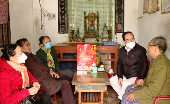 Tặng qu&agrave; thanh ni&ecirc;n xung phong dịp Tết Nguy&ecirc;n đ&aacute;n