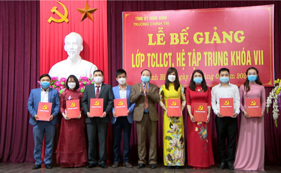 Bế giảng lớp Trung cấp L&yacute; luận Ch&iacute;nh trị hệ tập trung kh&oacute;a VII