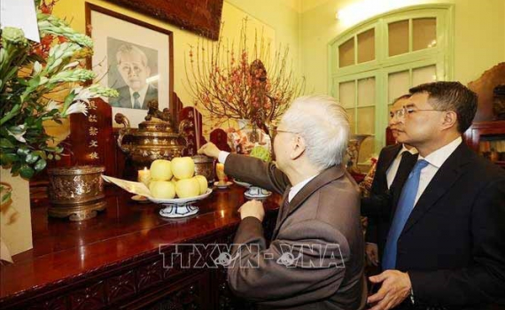 Tổng B&iacute; thư Nguyễn Ph&uacute; Trọng thắp hương tưởng niệm c&aacute;c đồng ch&iacute; cố Tổng B&iacute; thư của Đảng