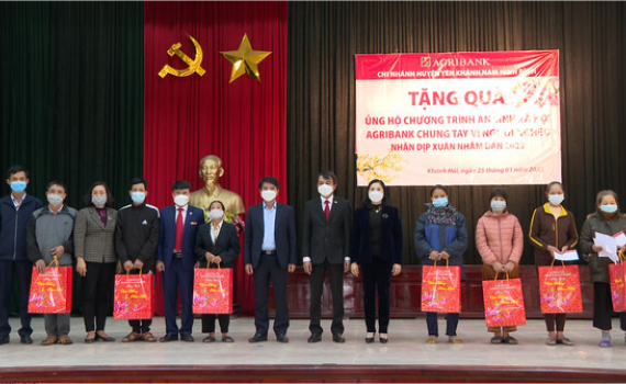 Tặng qu&agrave; Tết cho người ngh&egrave;o, người c&oacute; ho&agrave;n cảnh kh&oacute; khăn tại x&atilde; Kh&aacute;nh Hải
