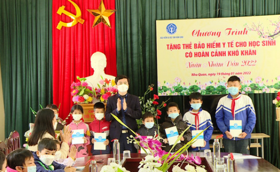 BHXH tỉnh tặng thẻ BHYT cho học sinh c&oacute; ho&agrave;n cảnh kh&oacute; khăn huyện Nho Quan