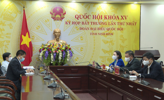 Quốc hội thảo luận trực tuyến về g&oacute;i hỗ trợ v&agrave; ph&aacute;t triển kinh tế